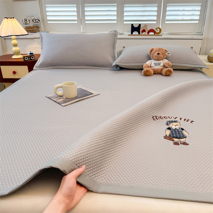 91家纺网 家纺一手货源 找家纺 喜居 2026新款PE凉感小熊刺绣平席席子凉席 PE凉感刺绣平席-Miss Bear-灰