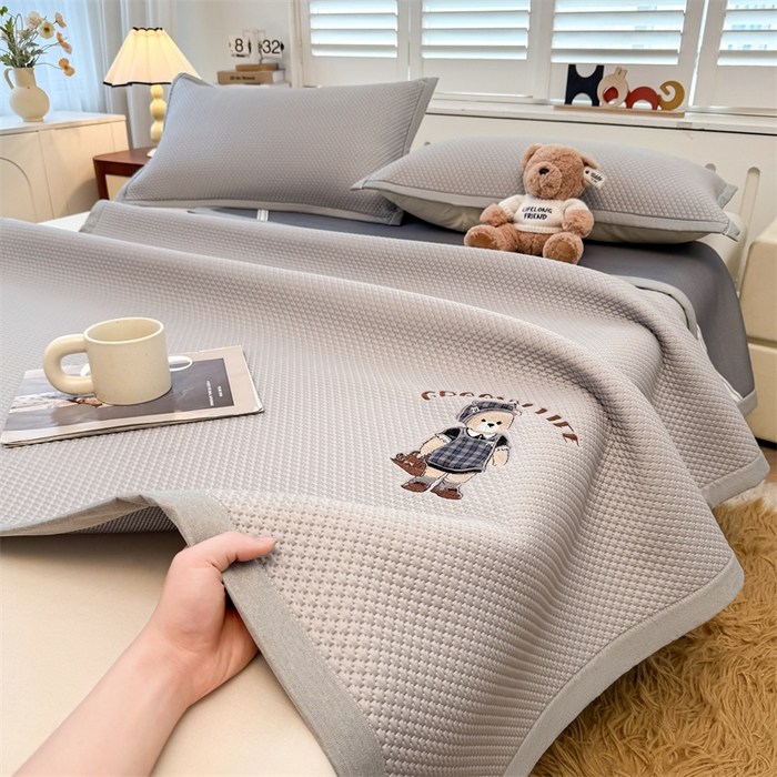 91家纺网 家纺一手货源 找家纺 喜居 2026新款PE凉感小熊刺绣平席席子凉席 PE凉感刺绣平席-Miss Bear-灰