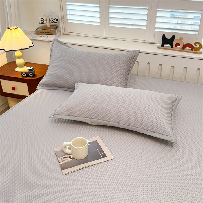 91家纺网 家纺一手货源 找家纺 喜居 2026新款PE凉感小熊刺绣平席席子凉席 PE凉感刺绣平席-Miss Bear-灰