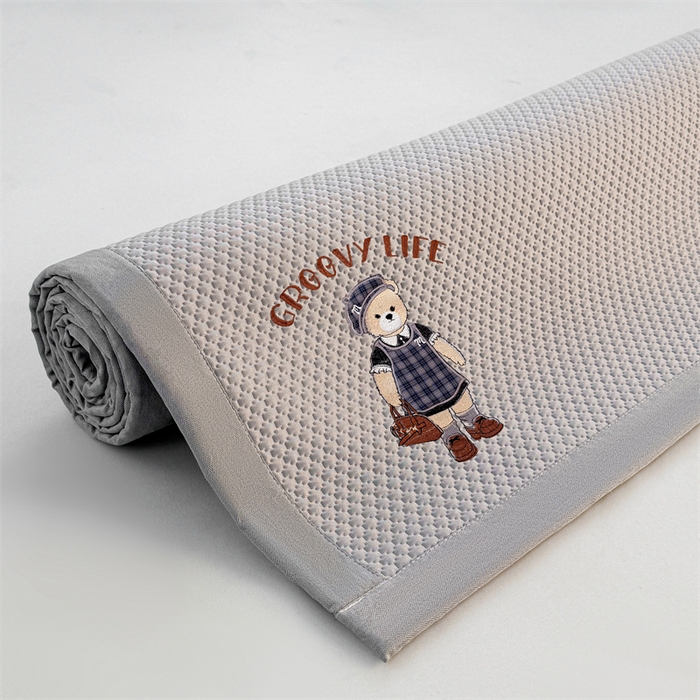 91家纺网 家纺一手货源 找家纺 喜居 2026新款PE凉感小熊刺绣平席席子凉席 PE凉感刺绣平席-Miss Bear-灰