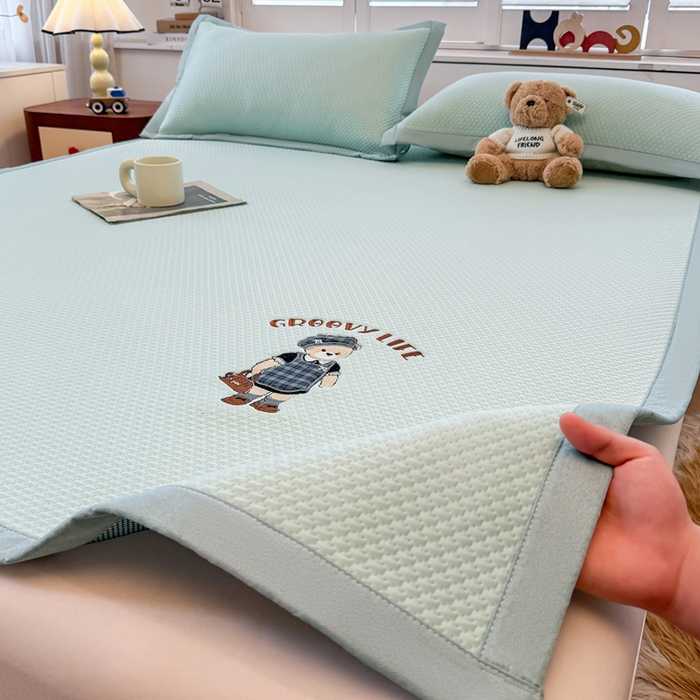 喜居 2026新款PE凉感小熊刺绣平席席子凉席 PE凉感刺绣平席-Miss Bear-绿