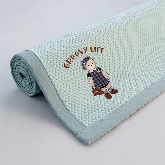 91家纺网 家纺一手货源 找家纺 喜居 2026新款PE凉感小熊刺绣平席席子凉席 PE凉感刺绣平席-Miss Bear-绿