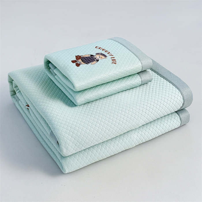 91家纺网 家纺一手货源 找家纺 喜居 2026新款PE凉感小熊刺绣平席席子凉席 PE凉感刺绣平席-Miss Bear-绿