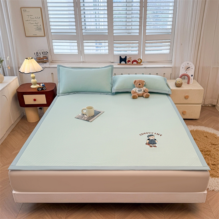 91家纺网 家纺一手货源 找家纺 喜居 2026新款PE凉感小熊刺绣平席席子凉席 PE凉感刺绣平席-Miss Bear-绿