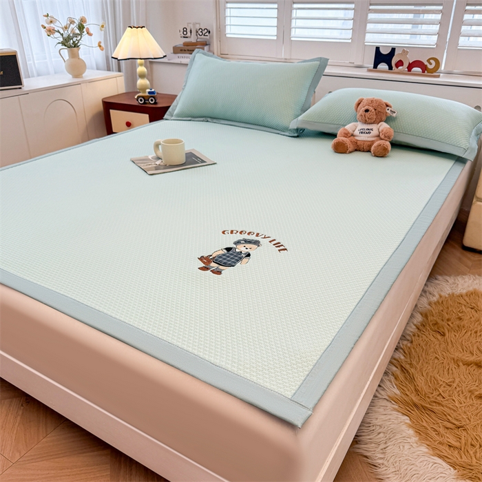 91家纺网 家纺一手货源 找家纺 喜居 2026新款PE凉感小熊刺绣平席席子凉席 PE凉感刺绣平席-Miss Bear-绿