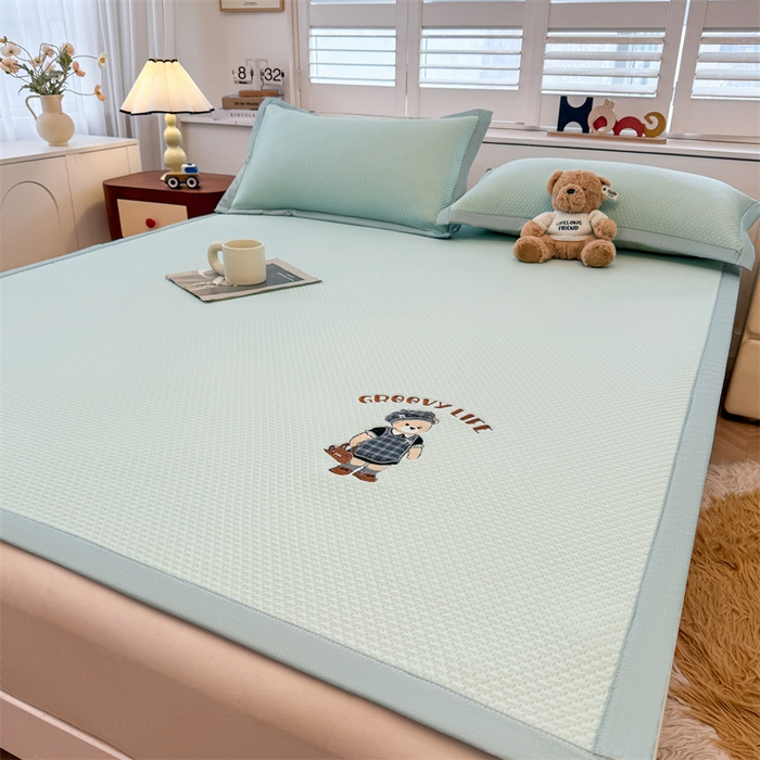 91家纺网 家纺一手货源 找家纺 喜居 2026新款PE凉感小熊刺绣平席席子凉席 PE凉感刺绣平席-Miss Bear-绿