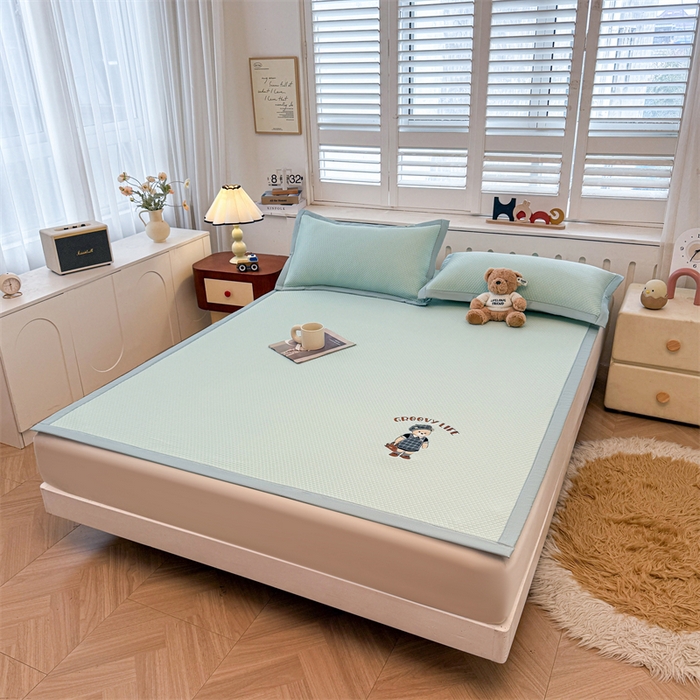 91家纺网 家纺一手货源 找家纺 喜居 2026新款PE凉感小熊刺绣平席席子凉席 PE凉感刺绣平席-Miss Bear-绿