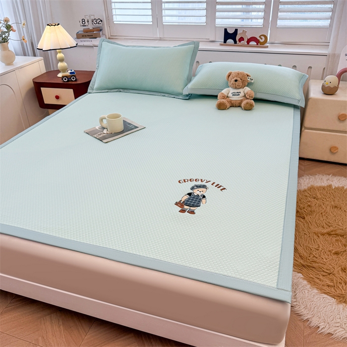 91家纺网 家纺一手货源 找家纺 喜居 2026新款PE凉感小熊刺绣平席席子凉席 PE凉感刺绣平席-Miss Bear-绿