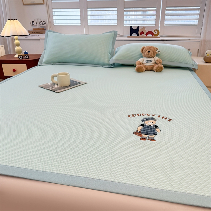 91家纺网 家纺一手货源 找家纺 喜居 2026新款PE凉感小熊刺绣平席席子凉席 PE凉感刺绣平席-Miss Bear-绿