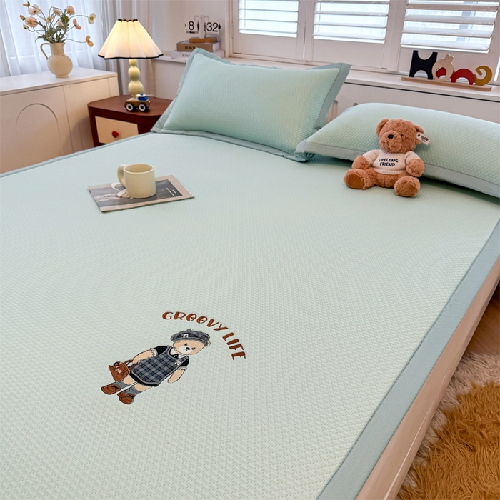 91家纺网 家纺一手货源 找家纺 喜居 2026新款PE凉感小熊刺绣平席席子凉席 PE凉感刺绣平席-Miss Bear-绿