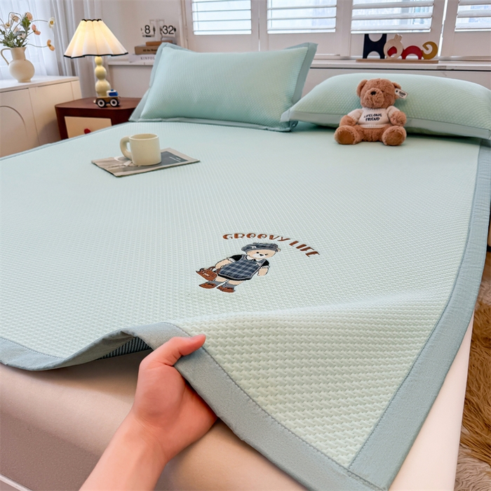 91家纺网 家纺一手货源 找家纺 喜居 2026新款PE凉感小熊刺绣平席席子凉席 PE凉感刺绣平席-Miss Bear-绿