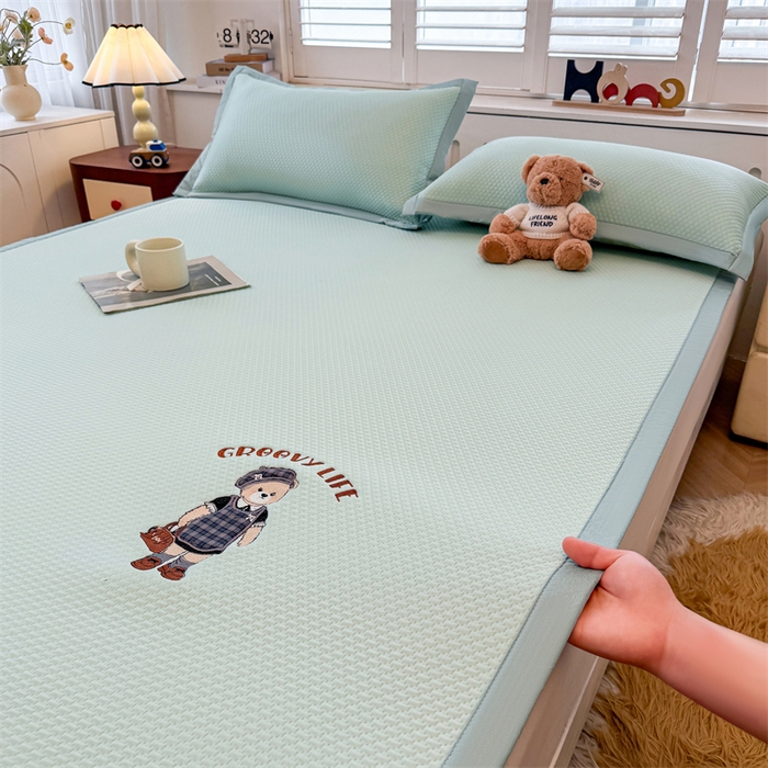 91家纺网 家纺一手货源 找家纺 喜居 2026新款PE凉感小熊刺绣平席席子凉席 PE凉感刺绣平席-Miss Bear-绿