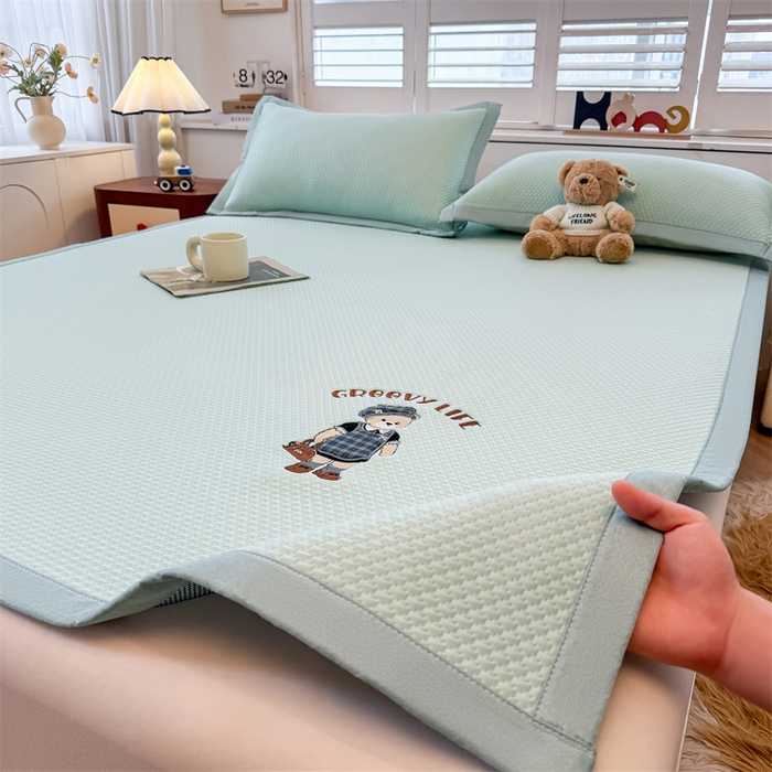 91家纺网 家纺一手货源 找家纺 喜居 2026新款PE凉感小熊刺绣平席席子凉席 PE凉感刺绣平席-Miss Bear-绿