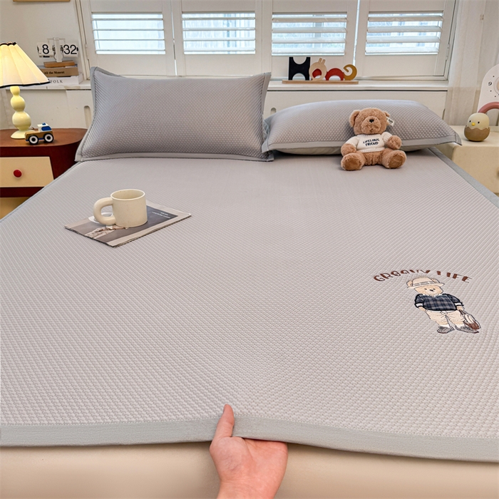 91家纺网 家纺一手货源 找家纺 喜居 2026新款PE凉感小熊刺绣平席席子凉席 PE凉感刺绣平席-Mr. Bear-灰