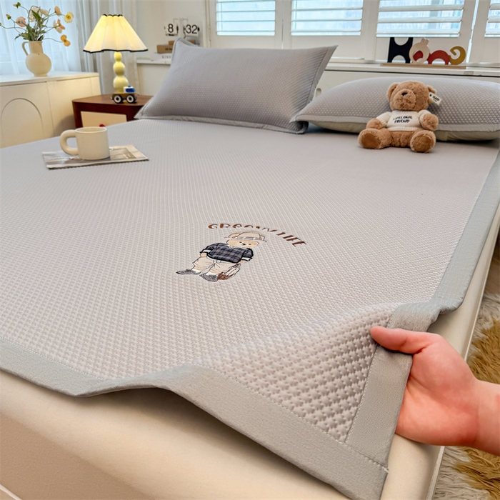 91家纺网 家纺一手货源 找家纺 喜居 2026新款PE凉感小熊刺绣平席席子凉席 PE凉感刺绣平席-Mr. Bear-灰