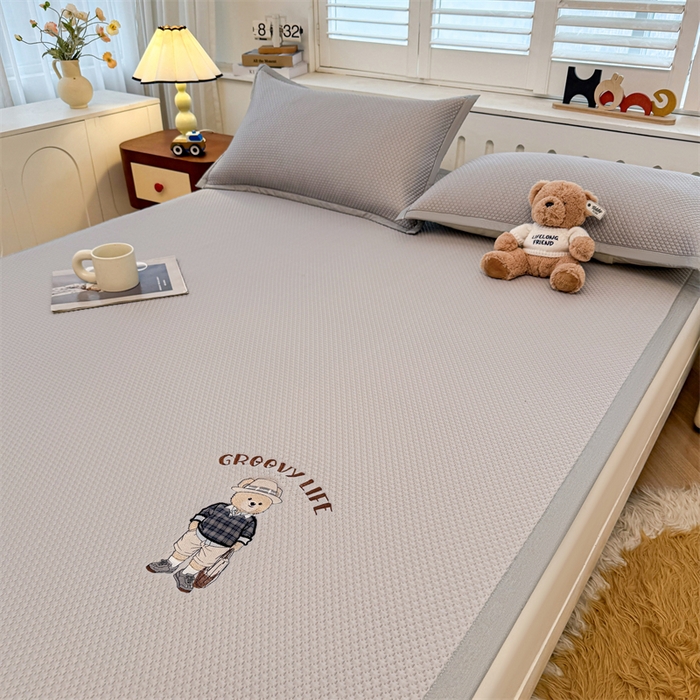 91家纺网 家纺一手货源 找家纺 喜居 2026新款PE凉感小熊刺绣平席席子凉席 PE凉感刺绣平席-Mr. Bear-灰