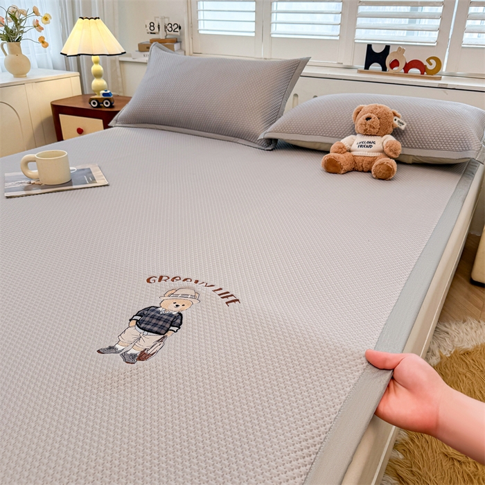 91家纺网 家纺一手货源 找家纺 喜居 2026新款PE凉感小熊刺绣平席席子凉席 PE凉感刺绣平席-Mr. Bear-灰