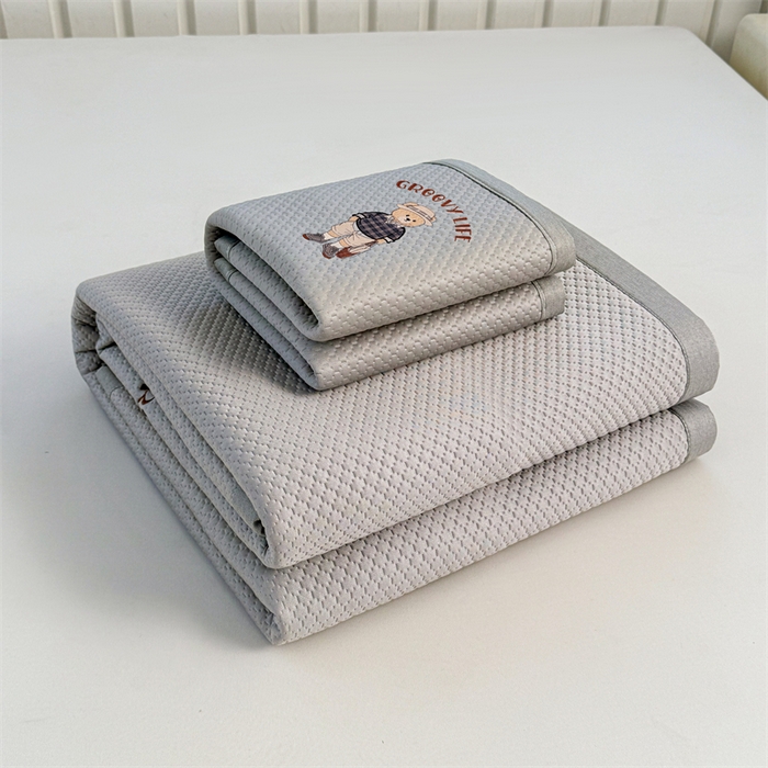 91家纺网 家纺一手货源 找家纺 喜居 2026新款PE凉感小熊刺绣平席席子凉席 PE凉感刺绣平席-Mr. Bear-灰