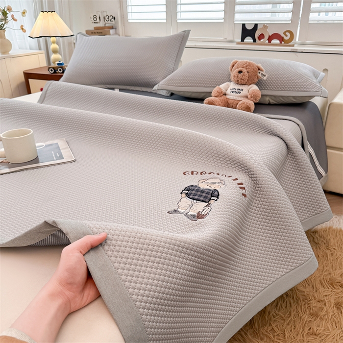 91家纺网 家纺一手货源 找家纺 喜居 2026新款PE凉感小熊刺绣平席席子凉席 PE凉感刺绣平席-Mr. Bear-灰