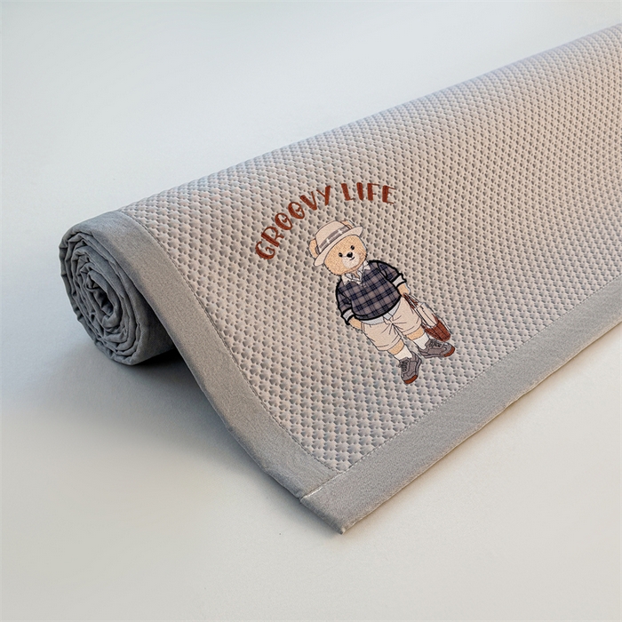 91家纺网 家纺一手货源 找家纺 喜居 2026新款PE凉感小熊刺绣平席席子凉席 PE凉感刺绣平席-Mr. Bear-灰