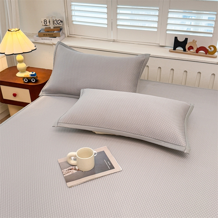 91家纺网 家纺一手货源 找家纺 喜居 2026新款PE凉感小熊刺绣平席席子凉席 PE凉感刺绣平席-Mr. Bear-灰