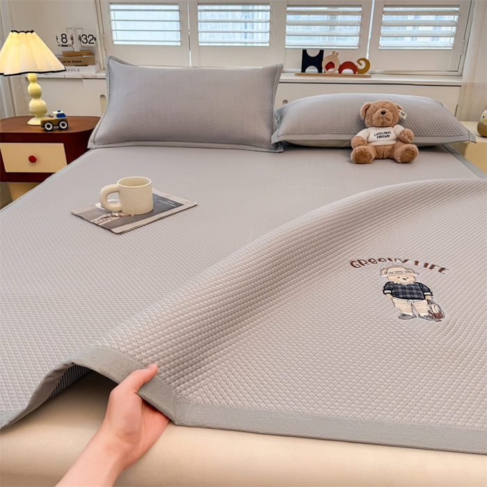 91家纺网 家纺一手货源 找家纺 喜居 2026新款PE凉感小熊刺绣平席席子凉席 PE凉感刺绣平席-Mr. Bear-灰