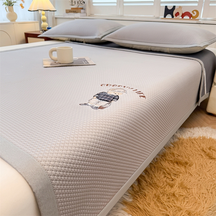 91家纺网 家纺一手货源 找家纺 喜居 2026新款PE凉感小熊刺绣平席席子凉席 PE凉感刺绣平席-Mr. Bear-灰