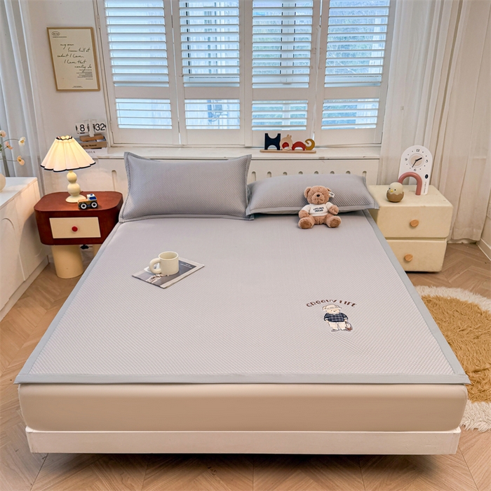 91家纺网 家纺一手货源 找家纺 喜居 2026新款PE凉感小熊刺绣平席席子凉席 PE凉感刺绣平席-Mr. Bear-灰