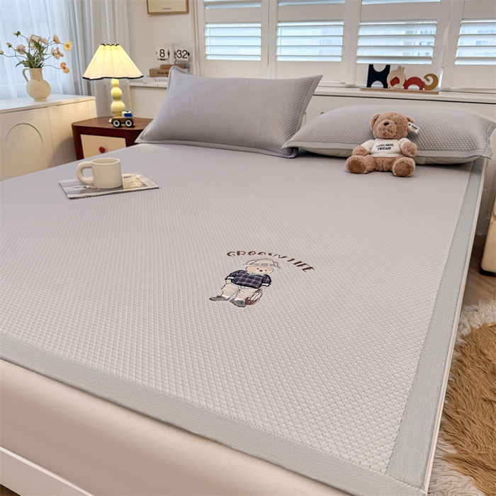 91家纺网 家纺一手货源 找家纺 喜居 2026新款PE凉感小熊刺绣平席席子凉席 PE凉感刺绣平席-Mr. Bear-灰