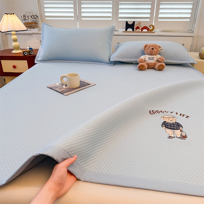 91家纺网 家纺一手货源 找家纺 喜居 2026新款PE凉感小熊刺绣平席席子凉席 PE凉感刺绣平席-Mr. Bear-蓝