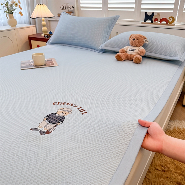 91家纺网 家纺一手货源 找家纺 喜居 2026新款PE凉感小熊刺绣平席席子凉席 PE凉感刺绣平席-Mr. Bear-蓝