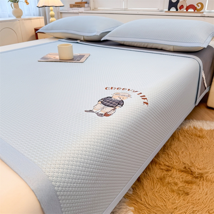 91家纺网 家纺一手货源 找家纺 喜居 2026新款PE凉感小熊刺绣平席席子凉席 PE凉感刺绣平席-Mr. Bear-蓝