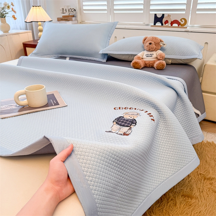 91家纺网 家纺一手货源 找家纺 喜居 2026新款PE凉感小熊刺绣平席席子凉席 PE凉感刺绣平席-Mr. Bear-蓝