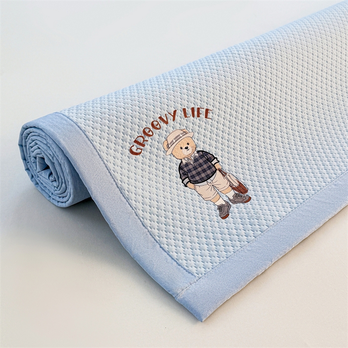 91家纺网 家纺一手货源 找家纺 喜居 2026新款PE凉感小熊刺绣平席席子凉席 PE凉感刺绣平席-Mr. Bear-蓝