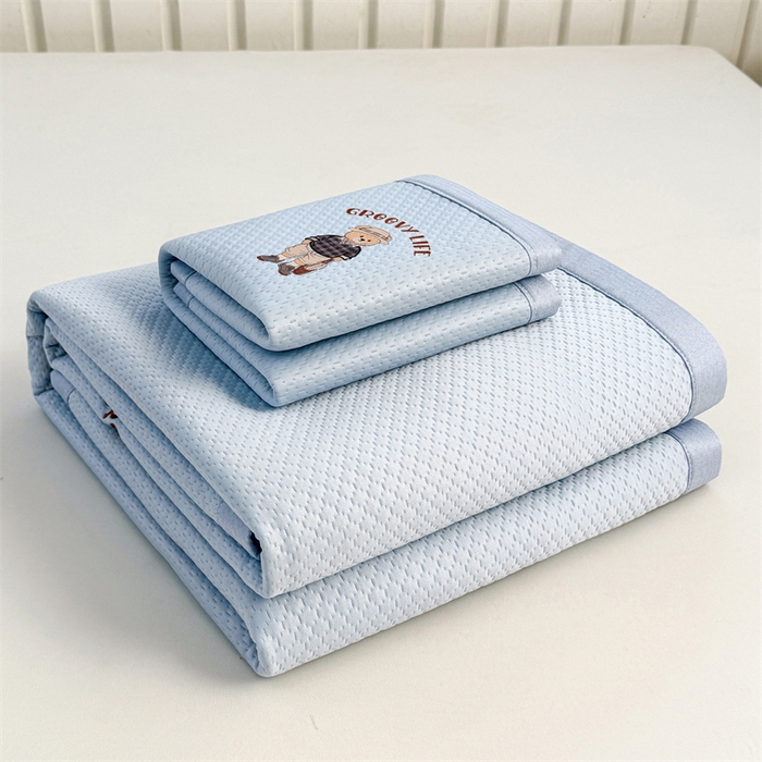 91家纺网 家纺一手货源 找家纺 喜居 2026新款PE凉感小熊刺绣平席席子凉席 PE凉感刺绣平席-Mr. Bear-蓝