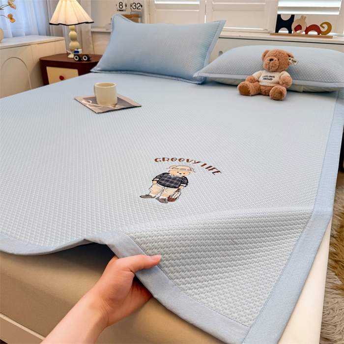 91家纺网 家纺一手货源 找家纺 喜居 2026新款PE凉感小熊刺绣平席席子凉席 PE凉感刺绣平席-Mr. Bear-蓝