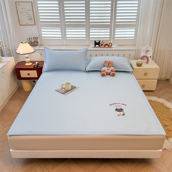 91家纺网 家纺一手货源 找家纺 喜居 2026新款PE凉感小熊刺绣平席席子凉席 PE凉感刺绣平席-Mr. Bear-蓝