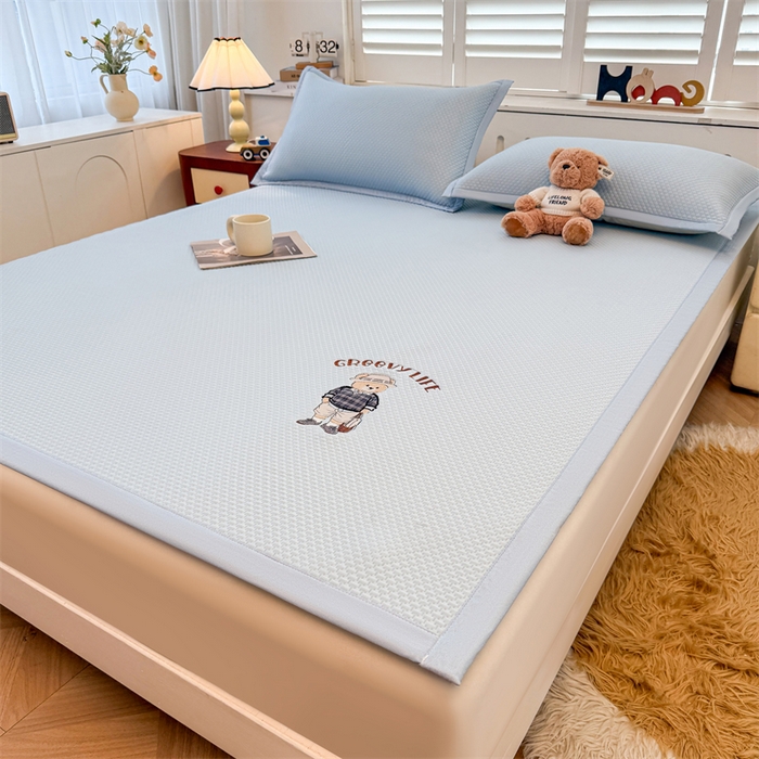 91家纺网 家纺一手货源 找家纺 喜居 2026新款PE凉感小熊刺绣平席席子凉席 PE凉感刺绣平席-Mr. Bear-蓝