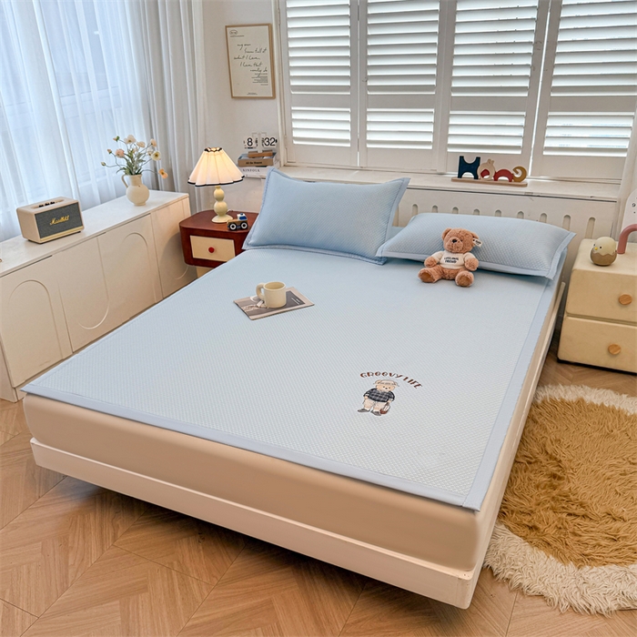 91家纺网 家纺一手货源 找家纺 喜居 2026新款PE凉感小熊刺绣平席席子凉席 PE凉感刺绣平席-Mr. Bear-蓝