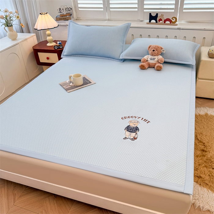 91家纺网 家纺一手货源 找家纺 喜居 2026新款PE凉感小熊刺绣平席席子凉席 PE凉感刺绣平席-Mr. Bear-蓝