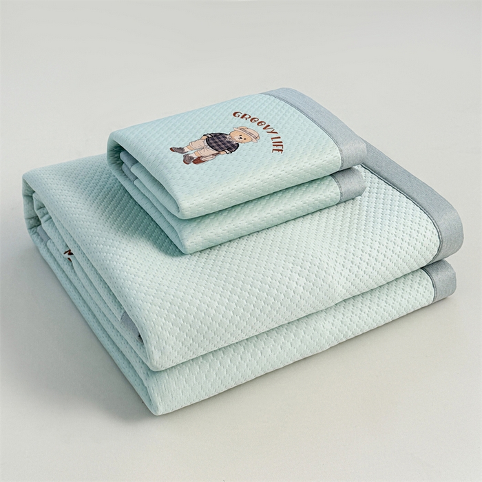 91家纺网 家纺一手货源 找家纺 喜居 2026新款PE凉感小熊刺绣平席席子凉席 PE凉感刺绣平席-Mr. Bear-绿