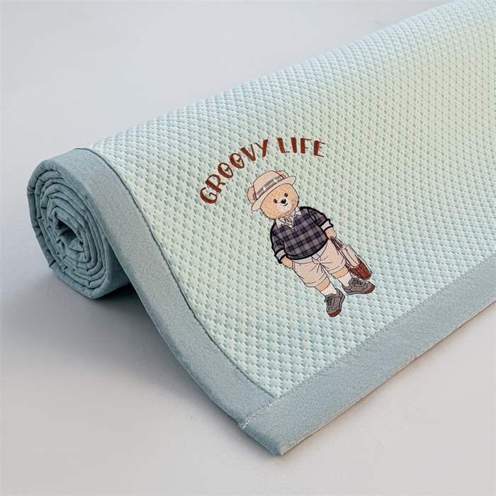 91家纺网 家纺一手货源 找家纺 喜居 2026新款PE凉感小熊刺绣平席席子凉席 PE凉感刺绣平席-Mr. Bear-绿