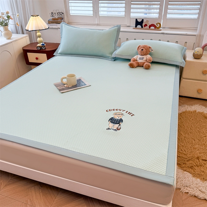 91家纺网 家纺一手货源 找家纺 喜居 2026新款PE凉感小熊刺绣平席席子凉席 PE凉感刺绣平席-Mr. Bear-绿