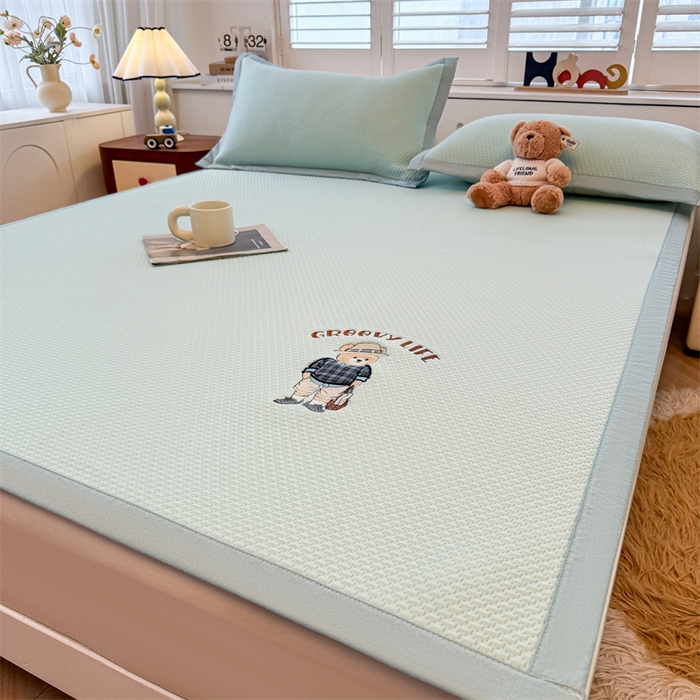 91家纺网 家纺一手货源 找家纺 喜居 2026新款PE凉感小熊刺绣平席席子凉席 PE凉感刺绣平席-Mr. Bear-绿