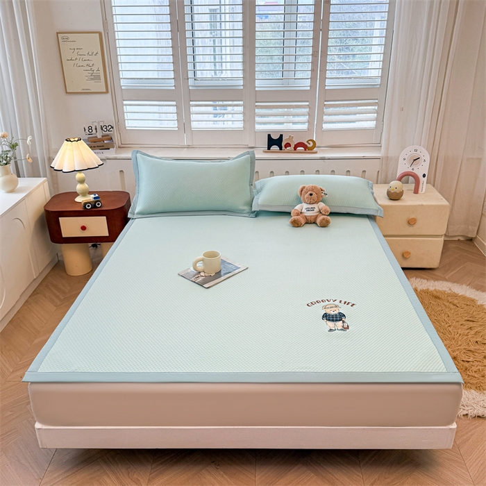 91家纺网 家纺一手货源 找家纺 喜居 2026新款PE凉感小熊刺绣平席席子凉席 PE凉感刺绣平席-Mr. Bear-绿