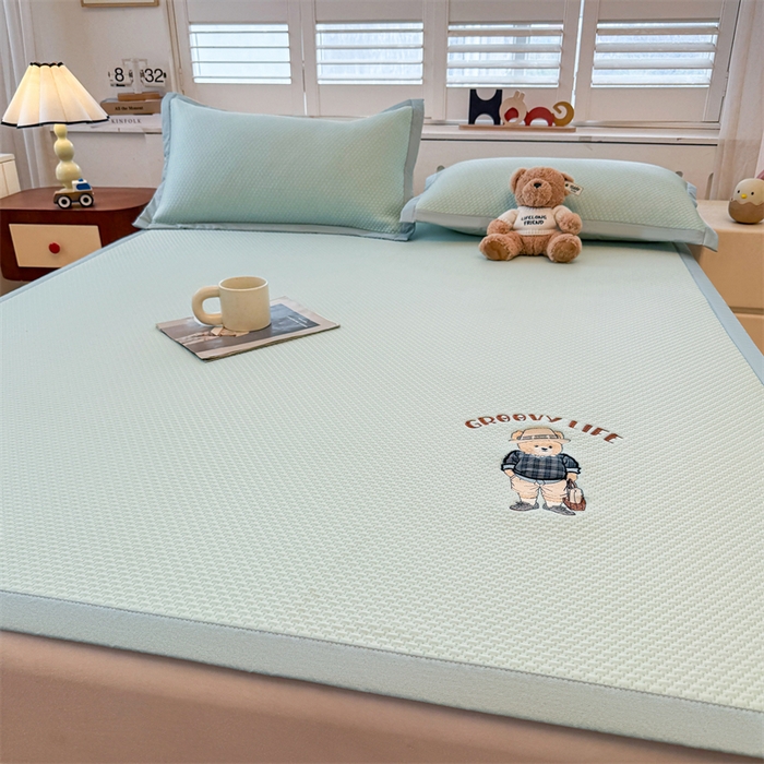 91家纺网 家纺一手货源 找家纺 喜居 2026新款PE凉感小熊刺绣平席席子凉席 PE凉感刺绣平席-Mr. Bear-绿