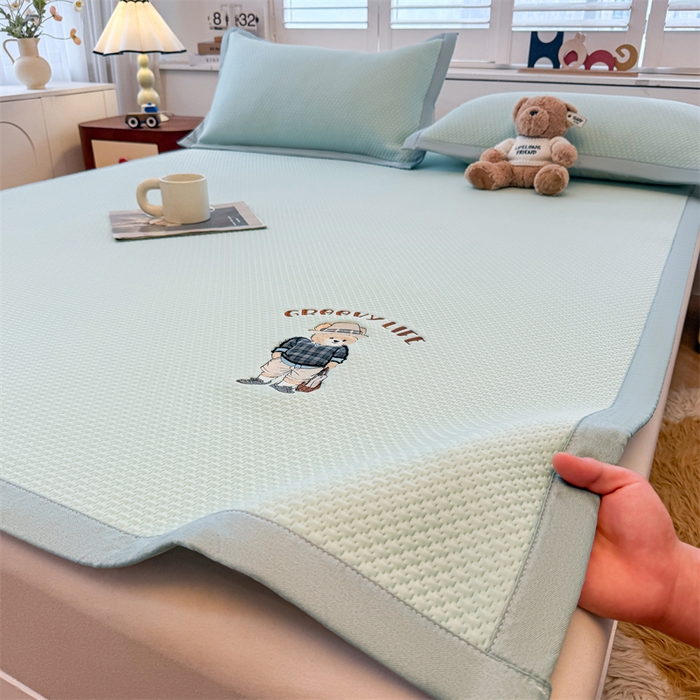 91家纺网 家纺一手货源 找家纺 喜居 2026新款PE凉感小熊刺绣平席席子凉席 PE凉感刺绣平席-Mr. Bear-绿