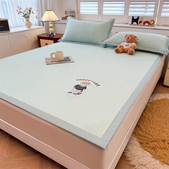 91家纺网 家纺一手货源 找家纺 喜居 2026新款PE凉感小熊刺绣平席席子凉席 PE凉感刺绣平席-Mr. Bear-绿