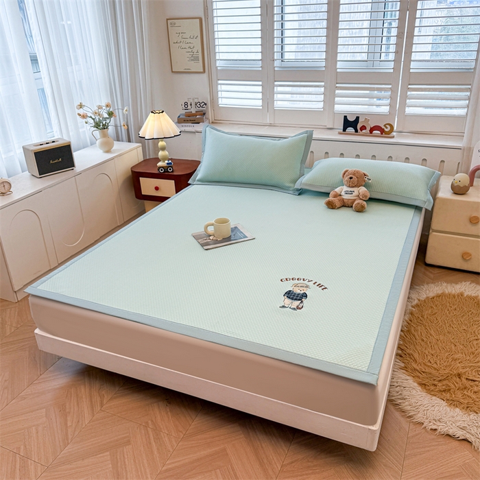 91家纺网 家纺一手货源 找家纺 喜居 2026新款PE凉感小熊刺绣平席席子凉席 PE凉感刺绣平席-Mr. Bear-绿