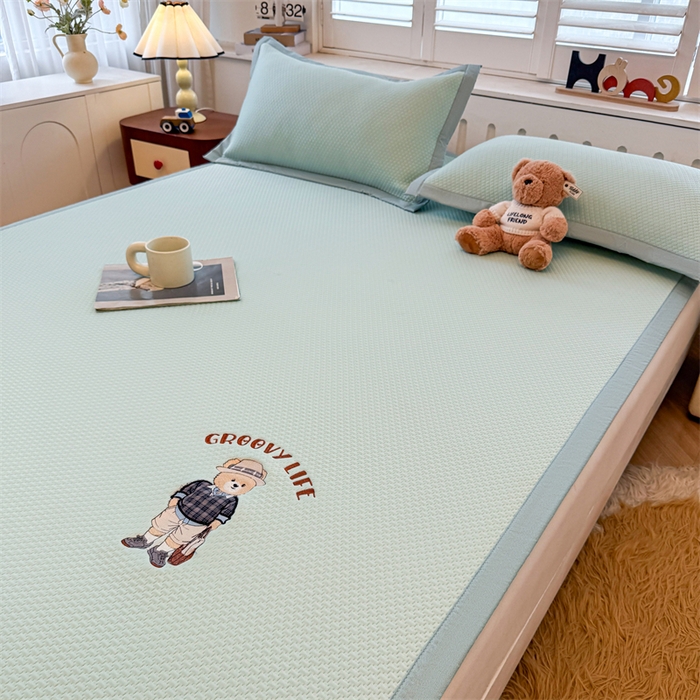 91家纺网 家纺一手货源 找家纺 喜居 2026新款PE凉感小熊刺绣平席席子凉席 PE凉感刺绣平席-Mr. Bear-绿